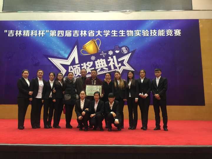 指导教师与参赛学生在大赛现场(摄影:
