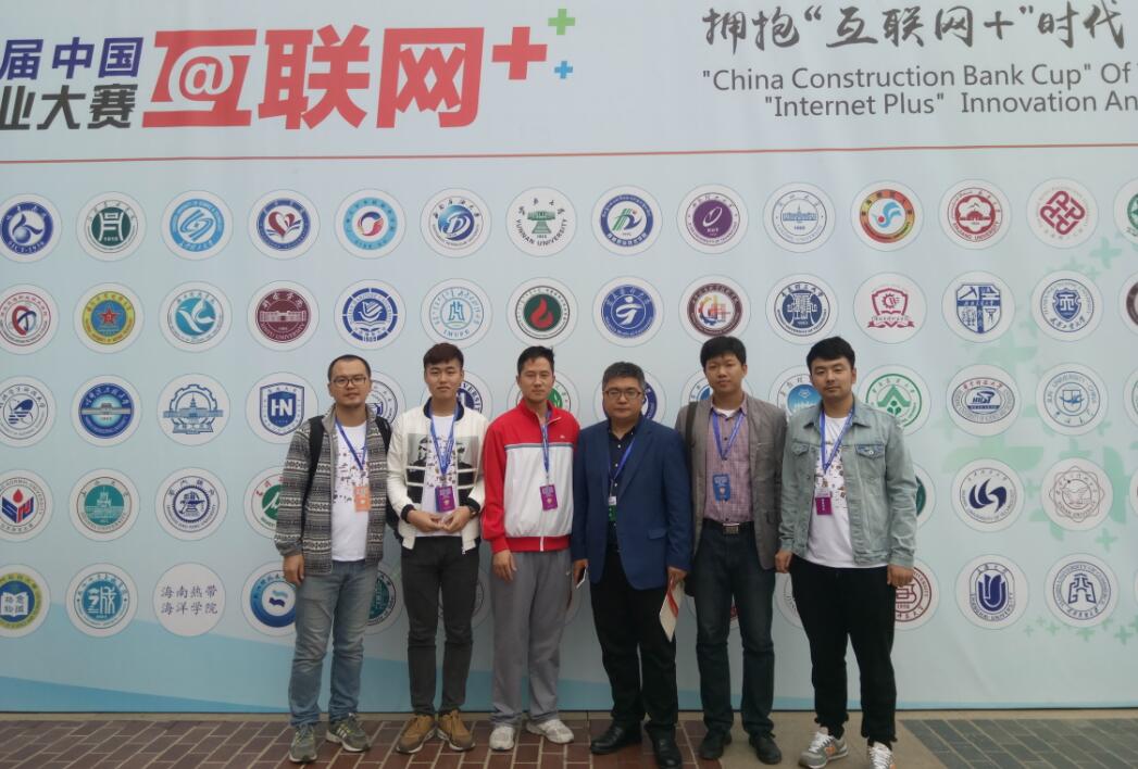 参赛师生与评委在国赛现场