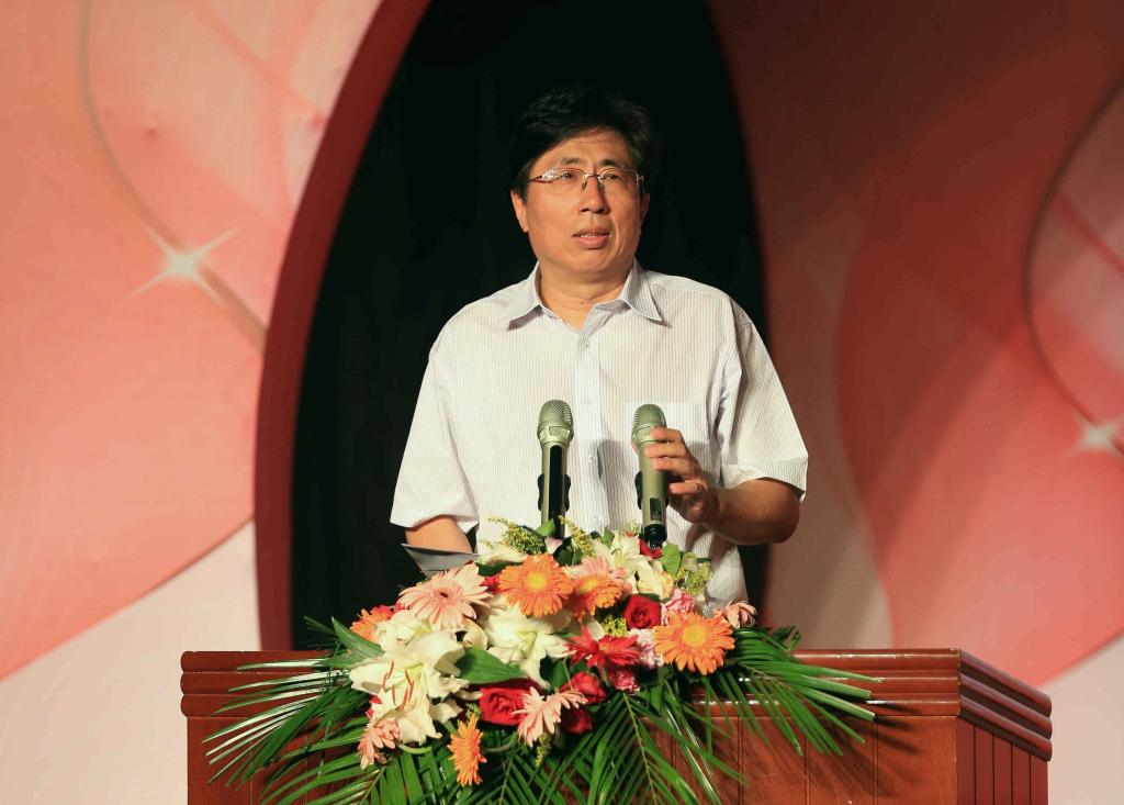 校长潘福林在典礼上致辞(摄影:鲁毅光)