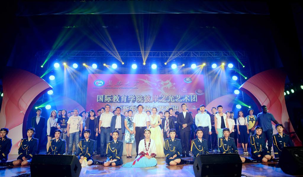 13.与会领导看望全体演职人员(摄影:鲁毅光)
