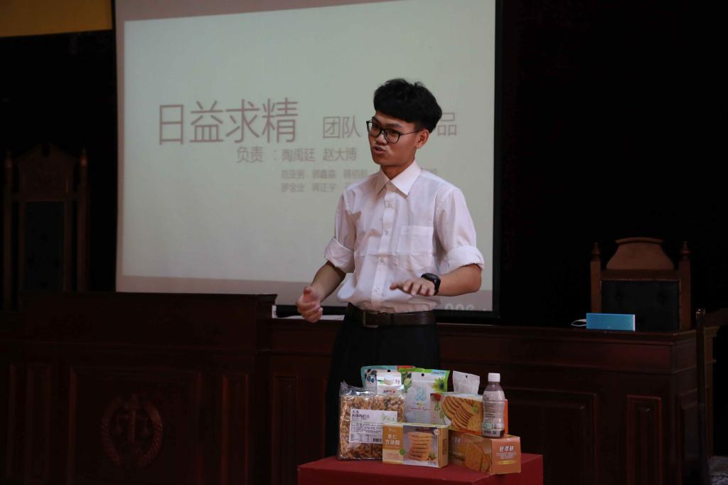 第一名获得者陶禹廷在比赛中演讲